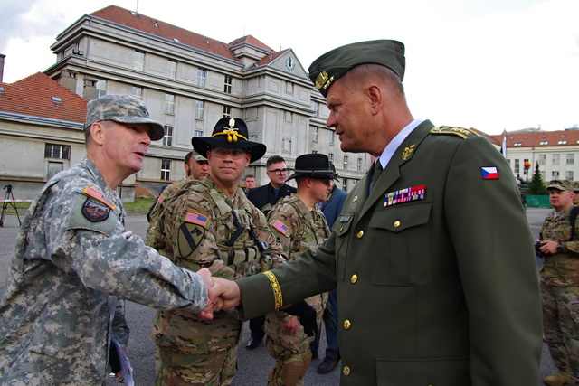 Náčelník gen. štábu generálporučík Josef Bečvář zdraví vojáky