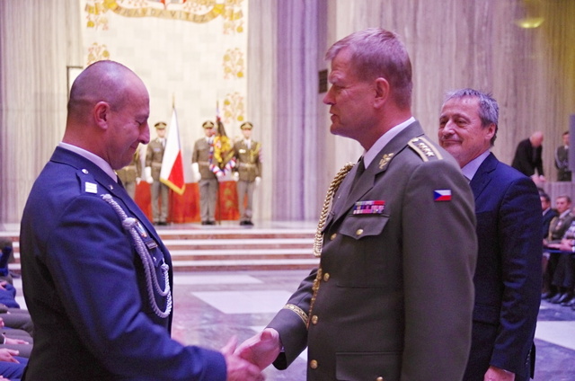 Náčelník Generálního štábu AČR generál Josef Bečvář gratuluje dekorovaným