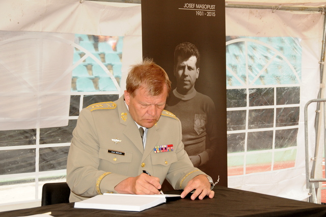 Náčelník GŠ AČR se podepsal do kondolenční knihy