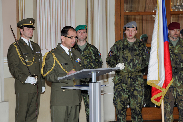 Náčelník Institutu profesní přípravy VeV-VA plk.Michal Kucharsky zhodnotil důstojnický kurz
