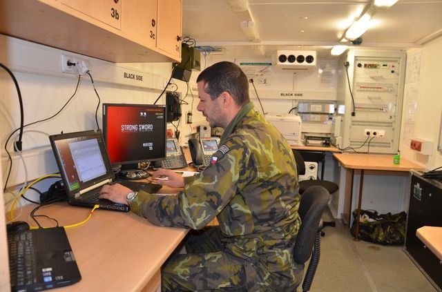 náčelník komunikačního a informačního oddělení major Marek Hajn při plánování boje