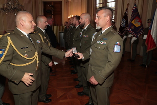 Náčelník Vojenské policie předává průkaz VP absolventům Odborného základního kurzu Vojenské policie