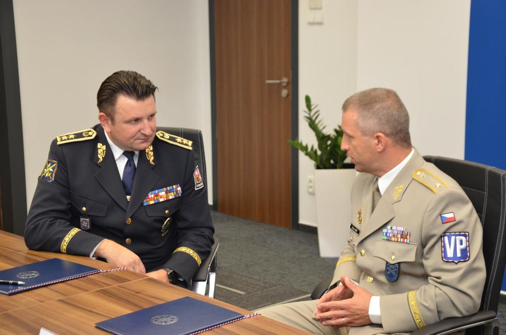 Náčelník VP a policejní prezident během rozhovoru