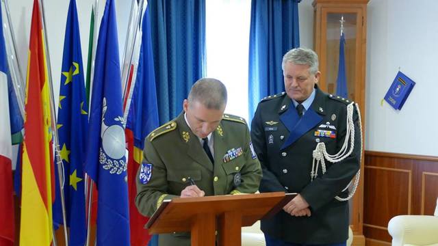 náčelník VP při zápisu do kroniky Eurogendfor