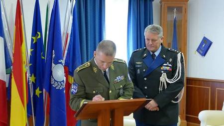 náčelník VP při zápisu do kroniky Eurogendfor