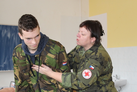 Nácvik záchranného hmatu při vniknutí cizího tělesa do dýchacích cest