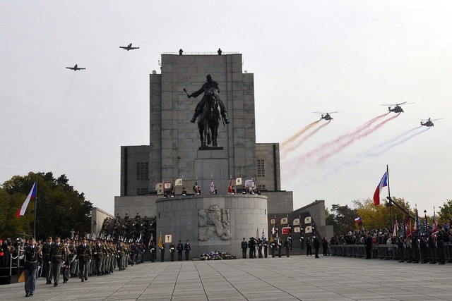 Nad Vítkovem přelétly také tři bitevní vrtulníky, které nad nebi vytvořily trikoloru v českých národních barvách