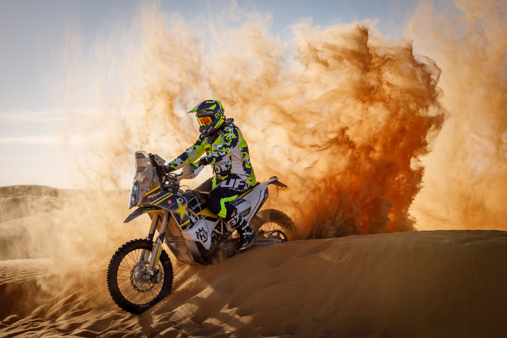 Nadporučík Kvapil při jízdě v dunách