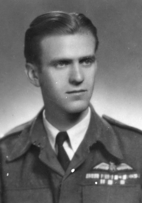 Nadporučík letectva Miloslav Kratochvíl jako příslušník čs. vojenského letectva v roce 1947