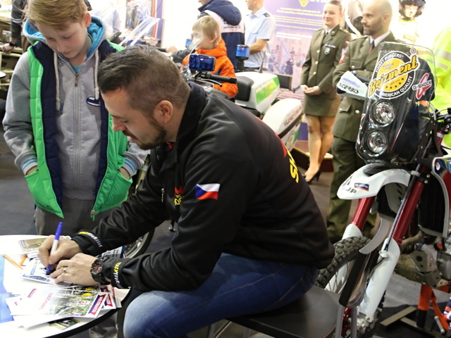 Nadporučík Lukáš Kvapil se ochotně podepisoval fanouškům