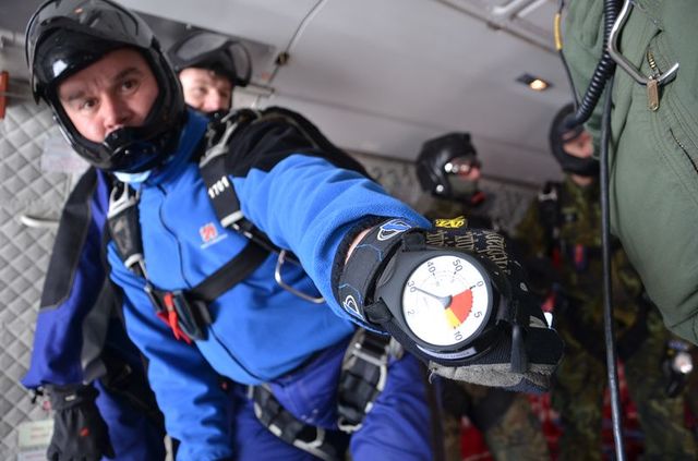 Nadrotmistr Pavel Kopecký ukazuje výšku k seskoku