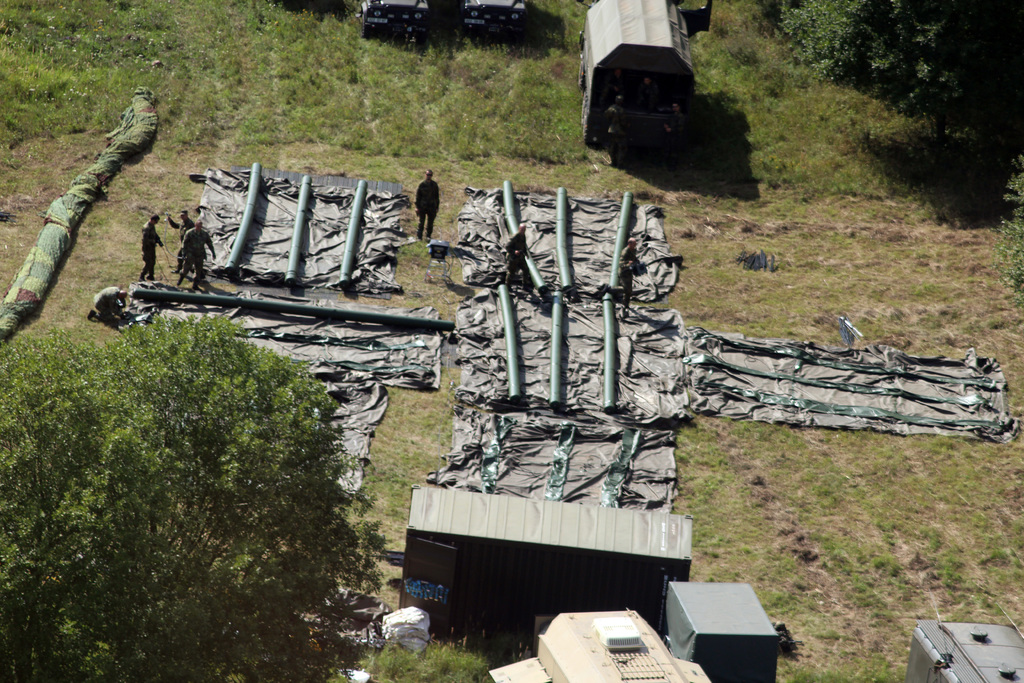 Nafukovací vojenské stany připravené k postavení 
