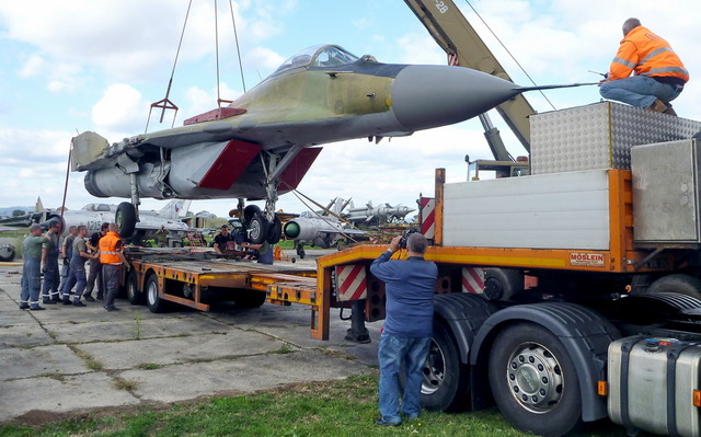 Nakládání letounu před transportem na Slovensku 3