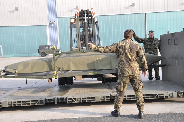 Nakládka nádrží v Čáslavi (3)