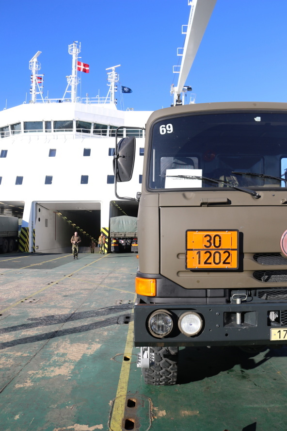 Nákladní Tatra na lodi v přístavu Fredrikstad 