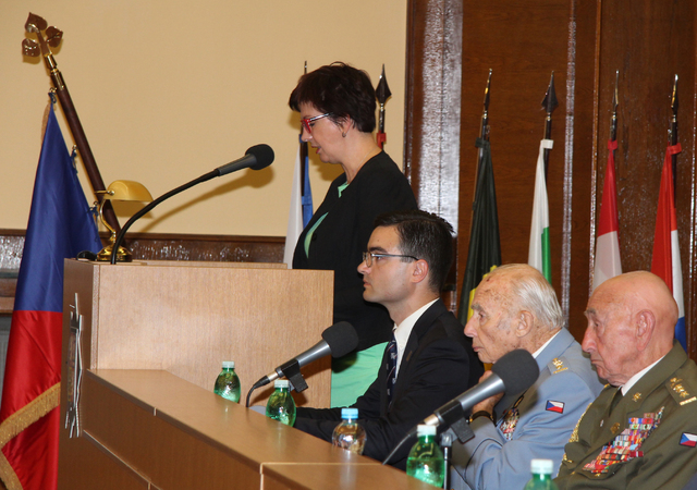 Projevu náměstkyně Aleny Netolické naslouchají další pilot RAF plukovník Pavel Vranský a místopředseda ČsOL plukovník Václav Kuchyňka