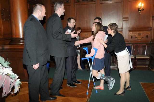 Náměstci Liberce předávají pamětní medaili Evě Samkové