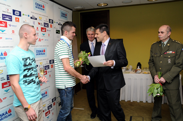 Náměstek Hrbata pogratuloval na letišti všem finalistům šampionátu