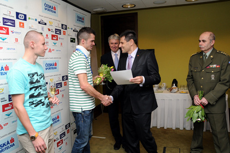 Náměstek Hrbata pogratuloval na letišti všem finalistům šampionátu