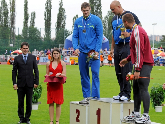 Náměstek Hrbata předával ceny prvním třem koulařům