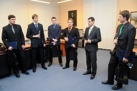 Náměstek Hrbata s akademickými mistry světa