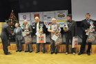 Náměstek Kuchta gratuluje jubilantům Donišovi, Marečkovi, Fibigerovi, Hájkovi, Patrmanovi, Pošíkovi.