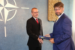 Náměstek Landovský předává Záslužný kříž III.stupně