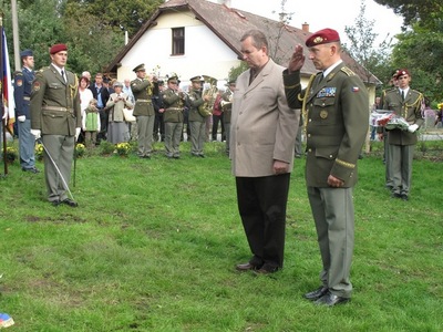 Náměstek ministra obrany Libor Karásek a generál Milan Kovanda vzdávají čest u odhaleného pomníku