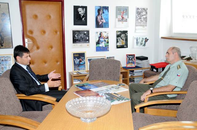 Ředitel ASC Dukla plukovník Jaroslav Priščák a náměstek MO Michael Hrbata (3)