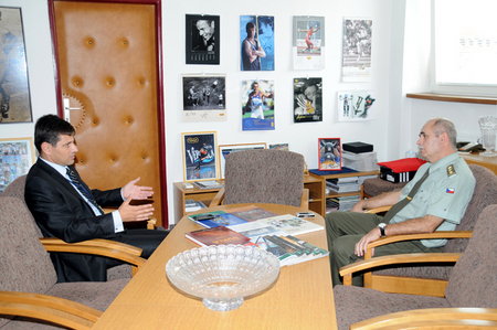 Ředitel ASC Dukla plukovník Jaroslav Priščák a náměstek MO Michael Hrbata (3)