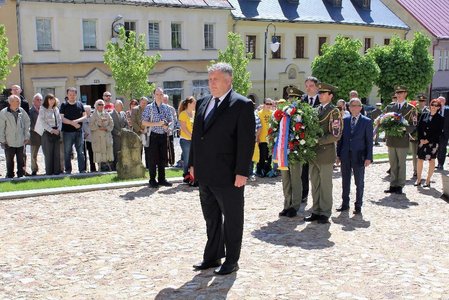 Umučeným vězňům v Jáchymově položil věnec náměstek Antonín Rada