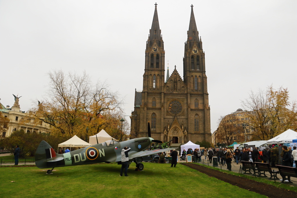 Náměstí Míru ozdobil i druhoválečný Spitfire