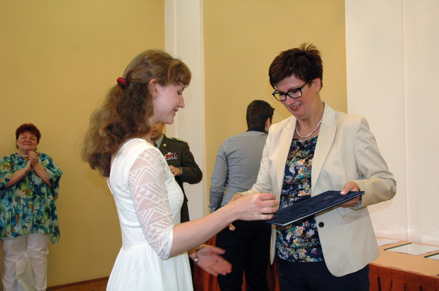 Náměstkyně Alena Netolická předává diplom