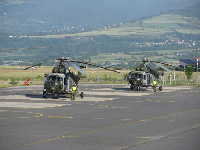 Náměšťské vrtulníky před spuštěním motorů ze stojánky na letišti Sainte Léocadie