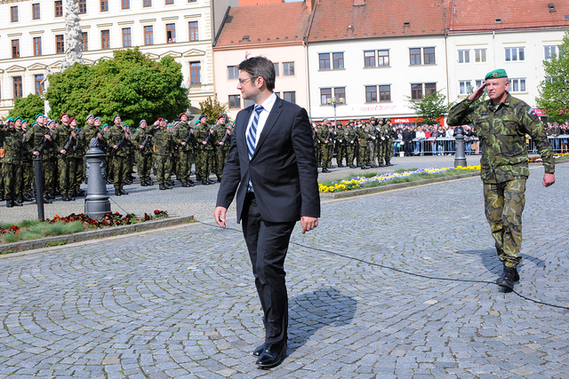 Náměstek Jakub Landovský v doprovodu velitele VeV-VA při přehlídce jednotek přísahajících