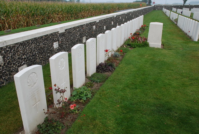 Vedle náhrobního kamene vojína Dominika Náplavy je ještě dalších devatenáct náhrobků. Všichni byli původně pohřbeni na malém hřbitově Levi Cottage, který byl během první světové války vybombardován.