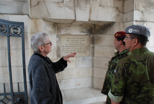 Deska na vojenském hřbitově Tyne Cot připomíná, že pozemek, na němž leží hřbitov je darem belgického lidu. Zleva stojí Milena Kolaříková, plukovník Pavel Löffler a nadpraporčík Leoš Krejča.