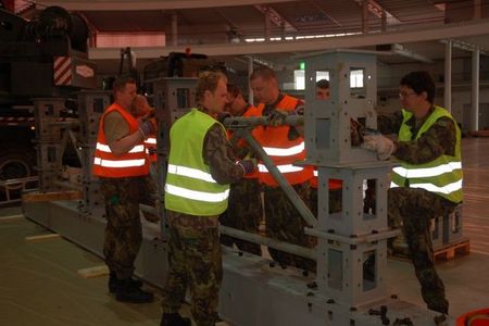 Náročná výstavba mostové soupravy zabrala ženistům téměř celý den