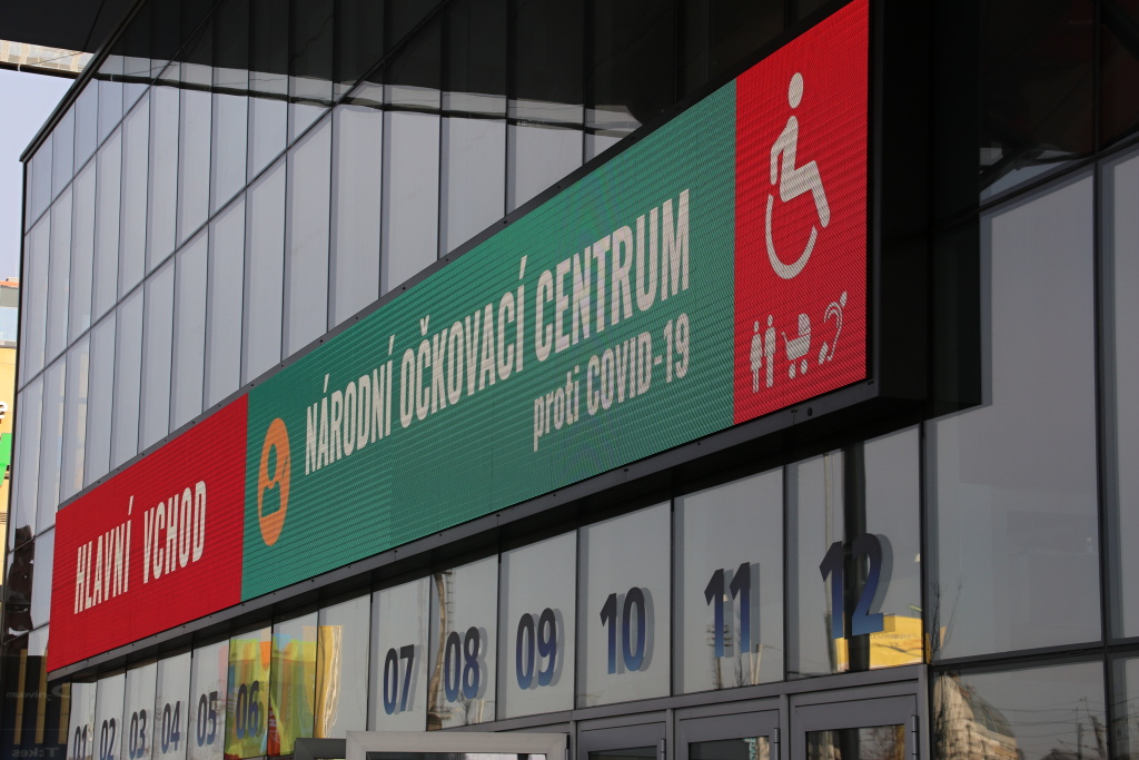 Národní očkovací centrum se nachází v hale O2 universum v Praze-Libni.