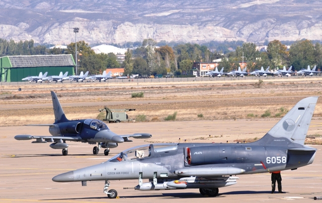 Naše L-159 se španělskými F-18 Hornet v pozadí