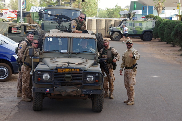 Naši vojáci před základnou