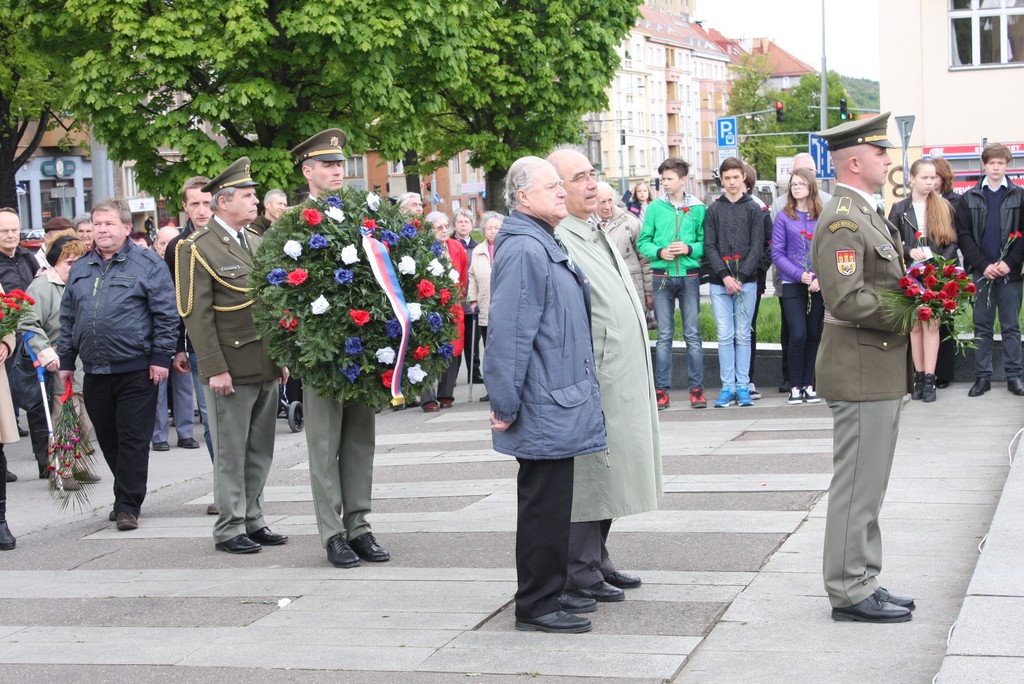 Nastoupená delegace za věnci