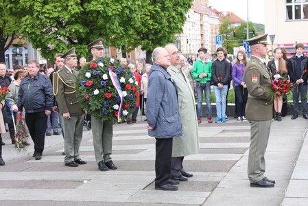 Nastoupená delegace za věnci