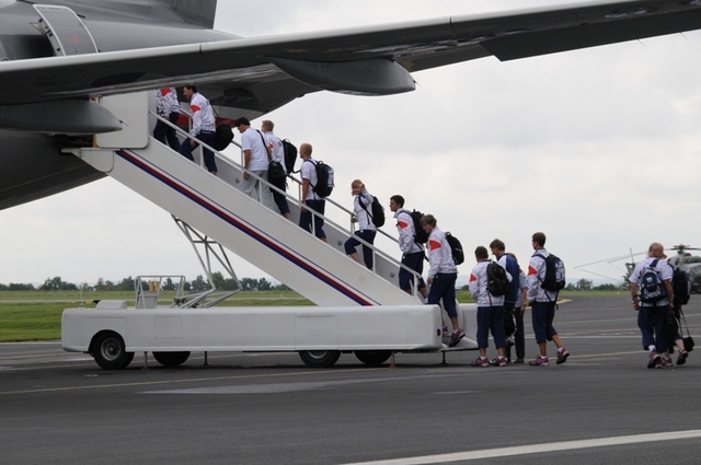 Nástup do letadla prvních českých olympioniků