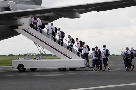 Nástup do letadla prvních českých olympioniků
