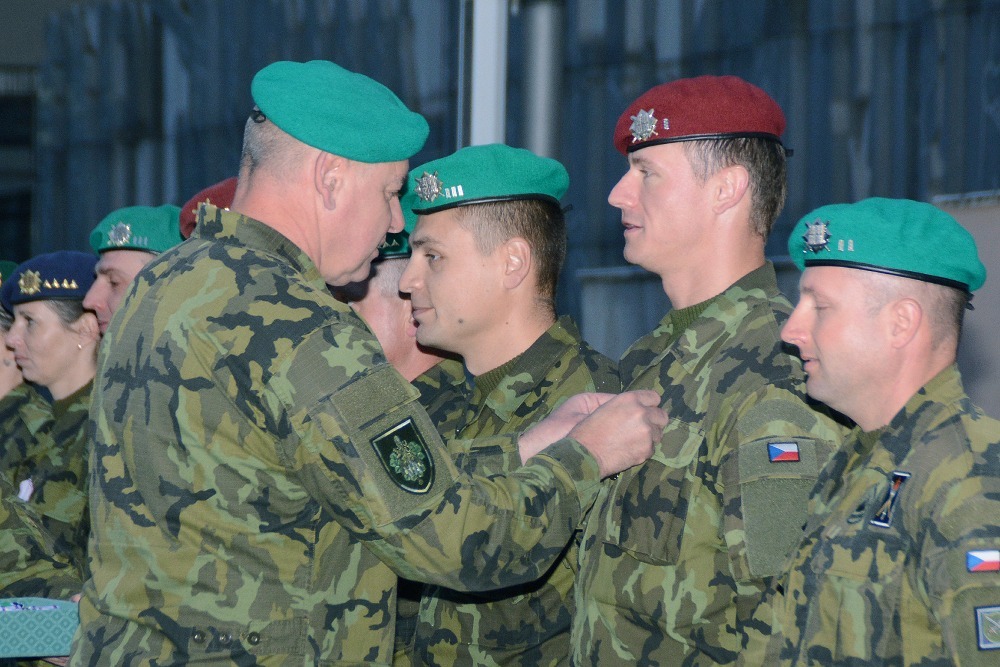 Velitel VeV-VA brigádní generál Josef Kopecký dekoruje vybrané příslušníky 