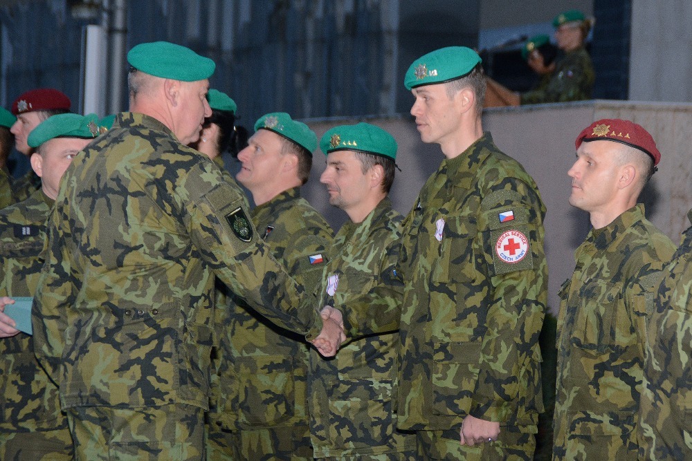 Příslušníci VeV-VA přebírají medaile Za službu v ozbrojených silách ČR