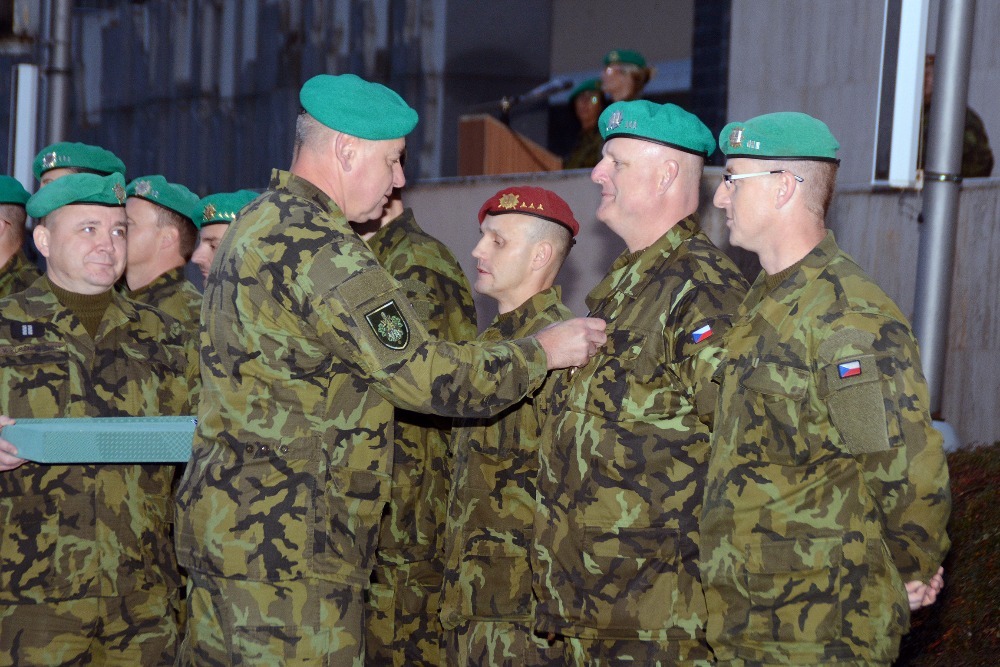 Dekorování čestným odznakem kapitána Václava Morávka