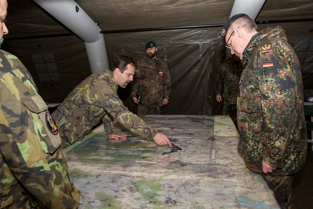 Návštěva velitele divize u českého štábu