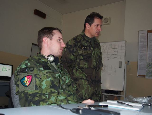 Studenty při výcviku na simulátorech sledoval také podplukovník P. Hrůza z Univerzity obrany